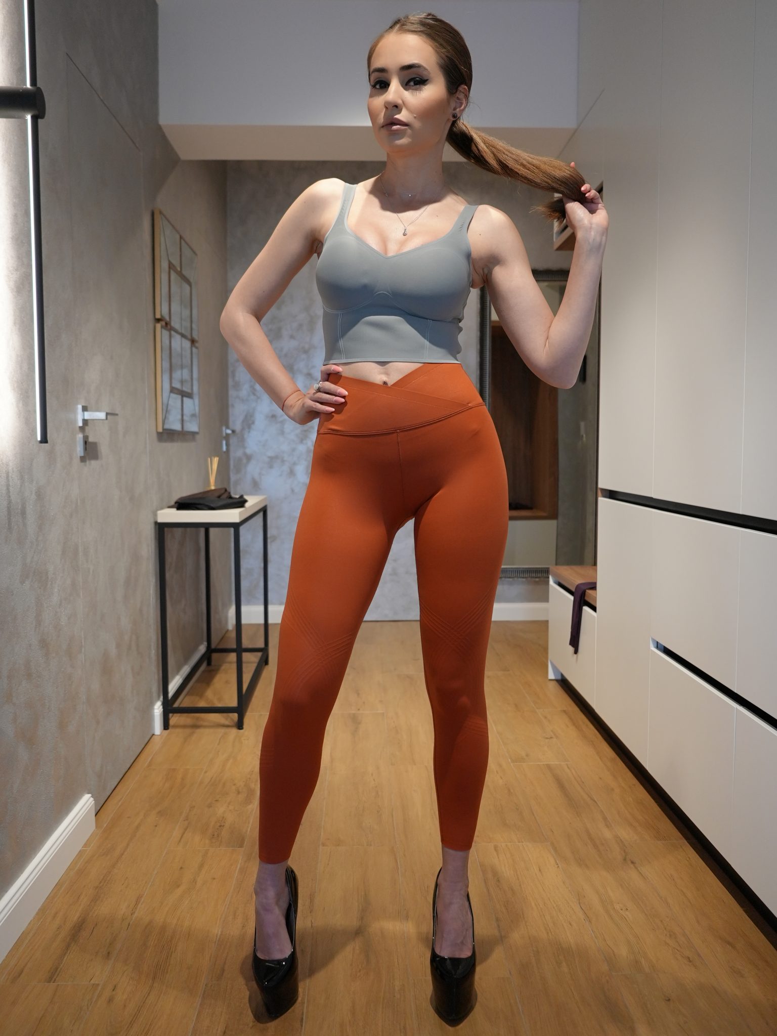 fitness-challenge-in-heels-400-squats-and-350-abs-in-fanka-leggings